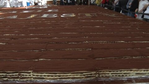 「世界最長ティラミス」ギネス世界記録を更新　全長440.58m　イタリア人シェフ100人で2日がかりで製作　ロンドン