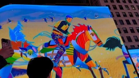 NY中心地で街を彩る映像ショー　日本人アーティスト“3分”への思い