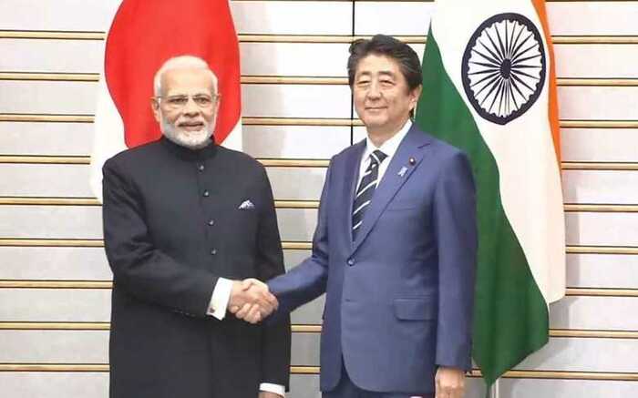 日印首脳会談でモディ首相と握手する安倍前首相(2018年10月29日)