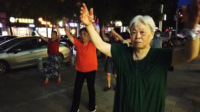 広場ダンスも復活しおばちゃん達がマスクせずに踊る