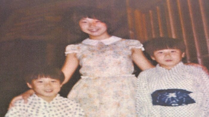 横田めぐみさんと一緒に写真に収まる双子の弟・拓也さん、哲也さん