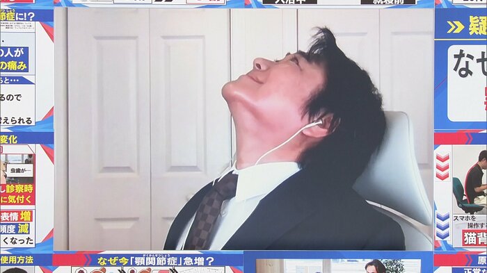 スマホを30分使用したら、肩甲骨を後ろに寄せ、上を向いて首を伸ばす