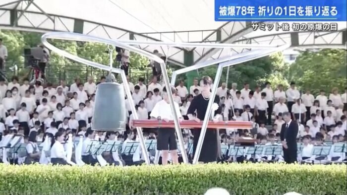 「平和の鐘」を鳴らす遺族代表とこども代表