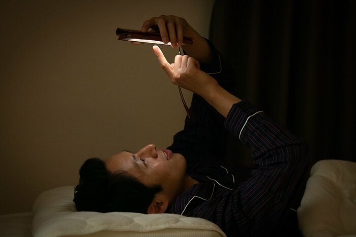 就寝前にスマホを見ることはNG行為(イメージ)