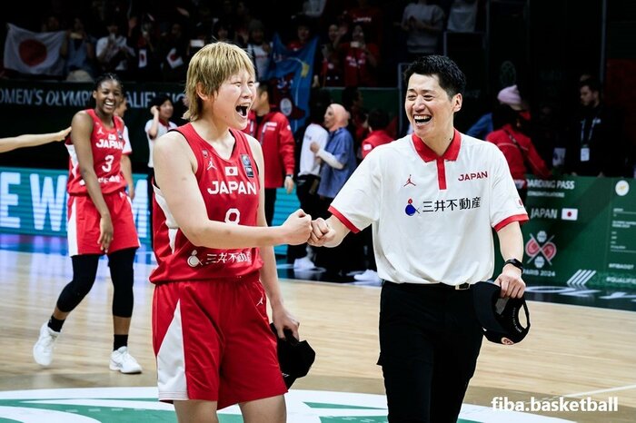 試合後喜びを分かち合う髙田真希(左)と恩塚亨代表監督(右)(11日、ハンガリー・ショプロン)