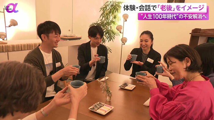 案内人と食事をしながら語り合う様子