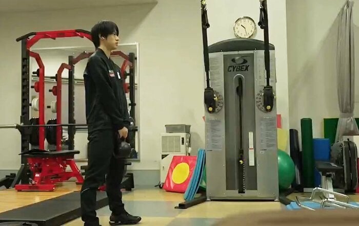 陸上でトレーニングをする山本