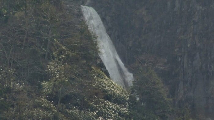 称名滝（28日・富山県立山町）