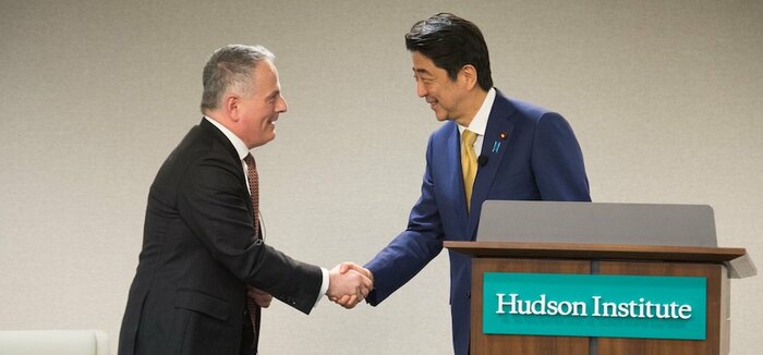 安倍前総理とワインスタイン氏 日本の政界に太いパイプを持つ (2016年3月撮影)