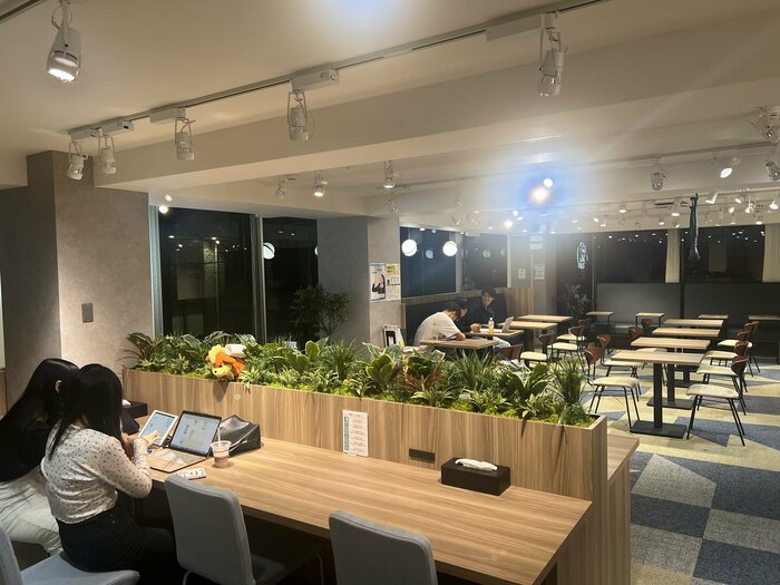 カフェのような空間で自習する受験生(総合型選抜専門塾AOI 渋谷校)