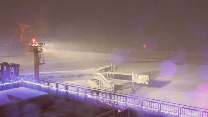 富山空港（11日午後7時頃）