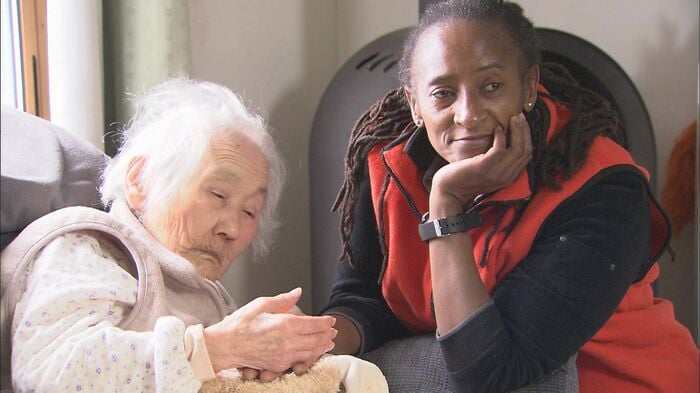 義母の介護をする小林フィデアさん