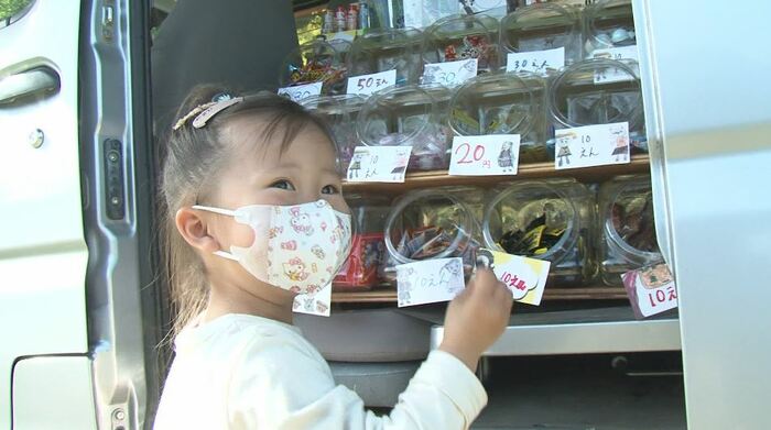 駄菓子を選ぶ子ども