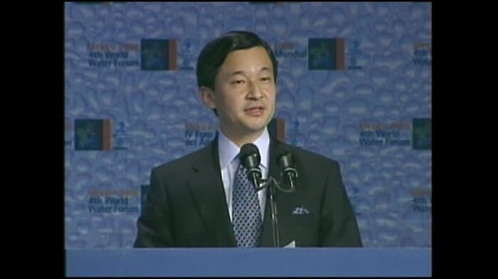 開会式でおことばを述べられる皇太子さま