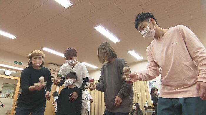 けん玉に打ち込む「静剣ママーズ」