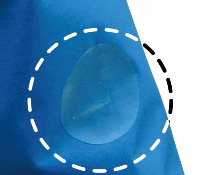 市販の補修シートで応急処置するのも効果的（提供：株式会社モンベル）