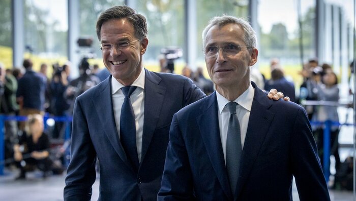 新事務総長ルッテ氏(左)と前任ストルテンベルグ氏