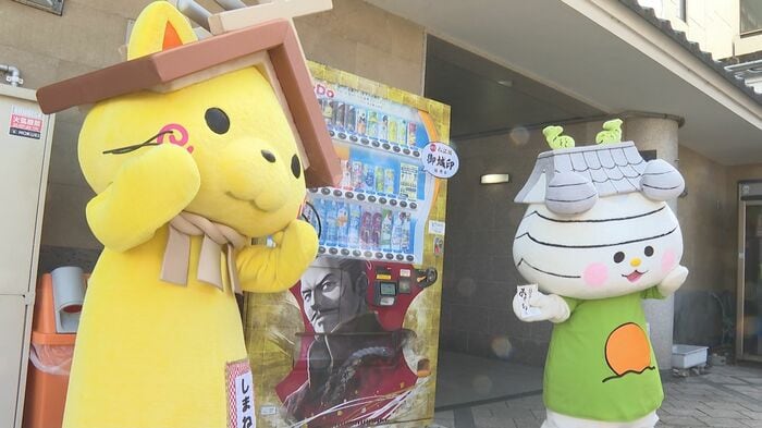 「しまねっこ」（左）と「おまっちぇ」（右）