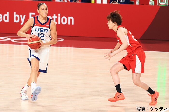 東京五輪でアメリカとの決勝戦に臨む林咲希(右)(2021年8月、さいたまスーパーアリーナ)