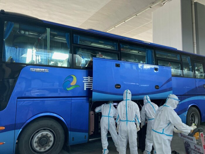 空港から隔離生活を送るホテルに向かうバス