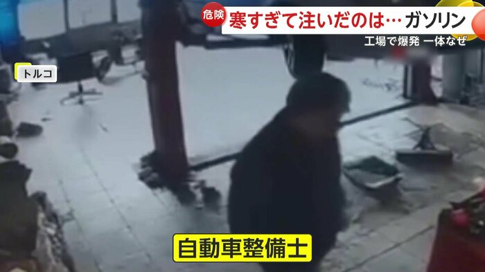 何かを探している様子の自動車整備士の男性(IHA)