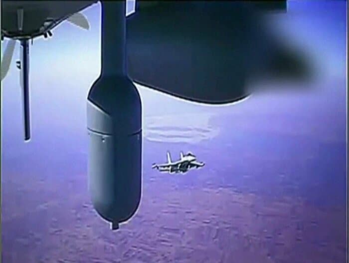 米軍機の近くを飛ぶロシア軍戦闘機