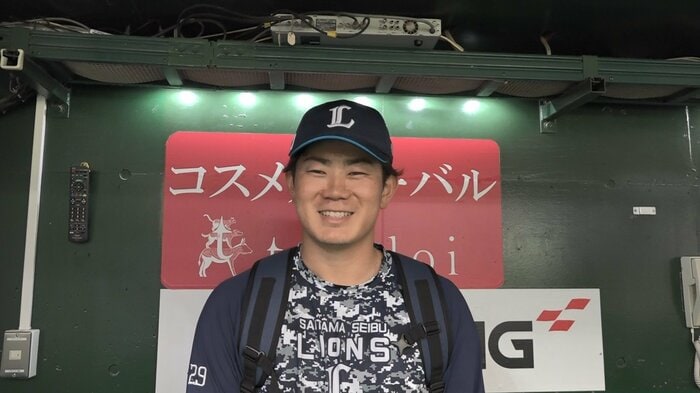 気さくにインタビューに答える青山