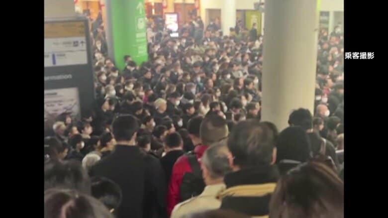 駅にあふれる人々…JR山手線ストップで首都圏の通勤ラッシュ直撃　乗客“閉じ込め”で線路歩行も　あすの「共通テスト」影響は？｜FNNプライムオンライン