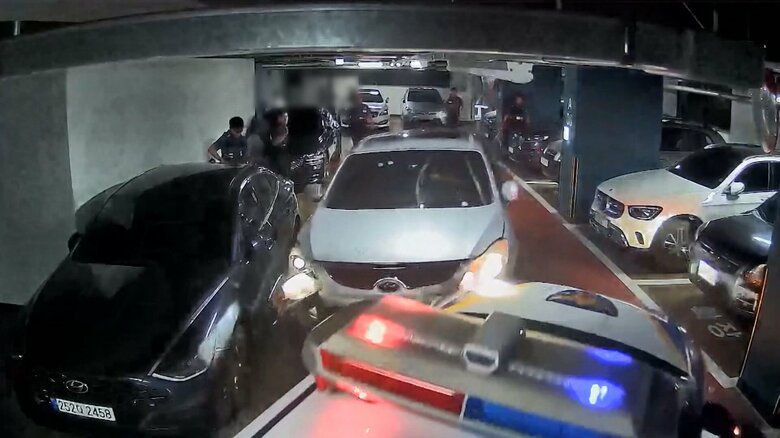 飲酒運転か…暴走車がパトカーに体当たり　立体駐車場で深夜のカーチェイス 　警察官が発砲しついに男を拘束　韓国｜FNNプライムオンライン