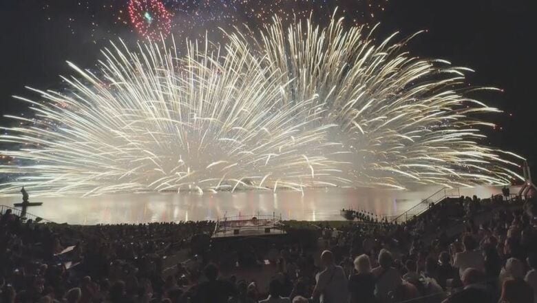 「泣きそうになった」　全国屈指の規模の諏訪湖上花火大会　注目の大スターマインが夜空と湖を彩る　湖畔に詰めかけた見物客も感動｜FNNプライムオンライン