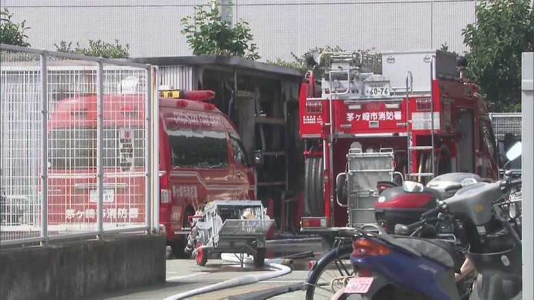 「充電器付近から火が出ていた」郵便局で配達用バイク28台燃える　バッテリー充電中…車庫から出火　神奈川・寒川町｜FNNプライムオンライン