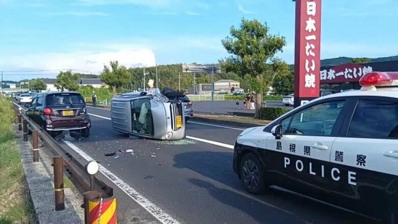 出雲市の国道9号線で車4台が絡む事故1台が横転…2人が軽傷　現場付近で渋滞発生（島根）｜FNNプライムオンライン
