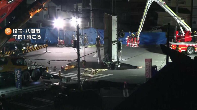 【難航】救助活動中に新たな“陥没”発生…穴に転落したトラックの引き上げ作業続く　男性運転手が安否不明に　埼玉・八潮市｜FNNプライムオンライン