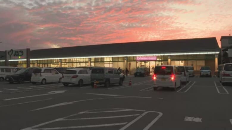 【速報】スーパーマーケット駐車場で歩いていた高齢女性が車にはねられ意識不明の重体の模様　鳥取・米子市｜FNNプライムオンライン