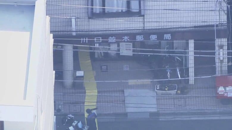 交番近くの郵便局に白昼堂々刃物強盗 男性局員と女性局員切られ重軽傷 5万円奪い逃走中…外国人との情報も｜FNNプライムオンライン