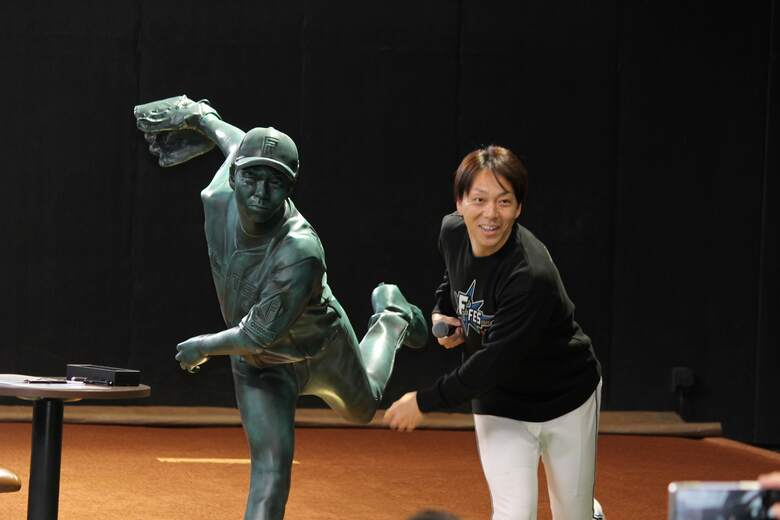 【ファイターズ】宮西尚生投手 900 試合登板達成記念立像お披露目！同期・村田和哉氏が語る優しい「素顔」｜FNNプライムオンライン