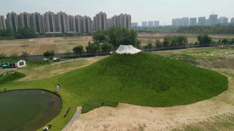“まるで富士山”中国・河北省に出現…“噴火ショー”でピンクの煙も　ぼったくり価格を批判され入園料金は約半額の1000円に｜FNNプライムオンライン