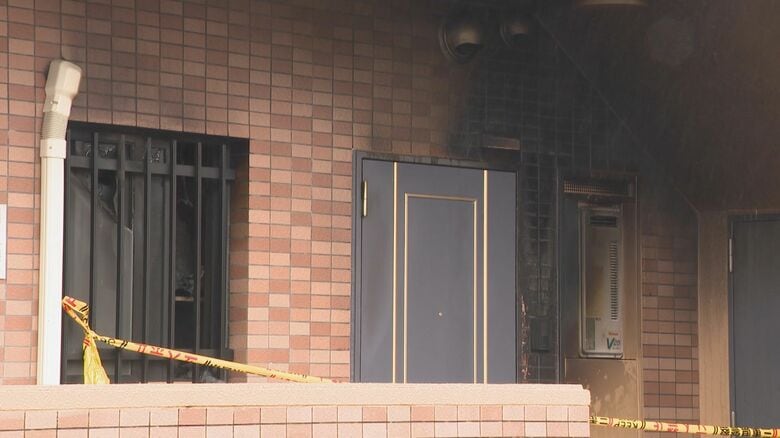 早朝に共同住宅から出火…火元の部屋に住む59歳男性が死亡し同居の74歳男性も意識不明の重体 1階の一室焼ける|FNNプライムオンライン