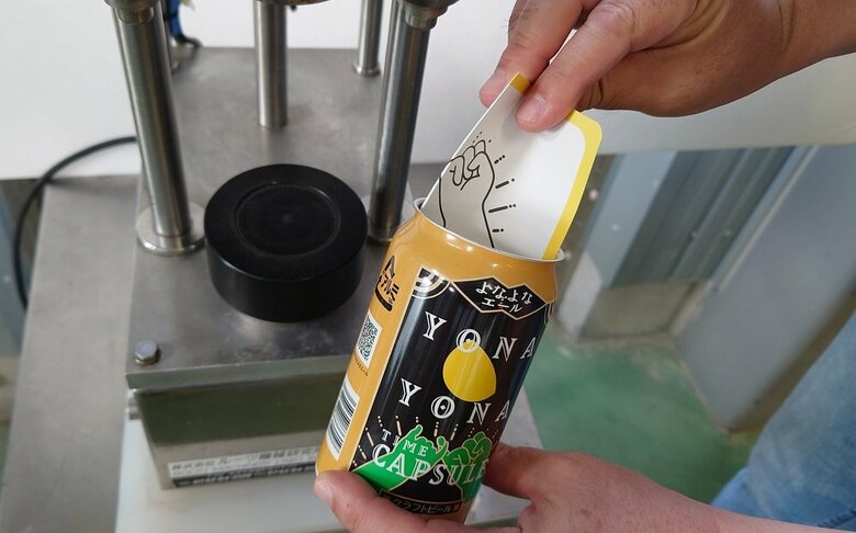 「巻き締め体験」缶の中に約束の手紙を入れる