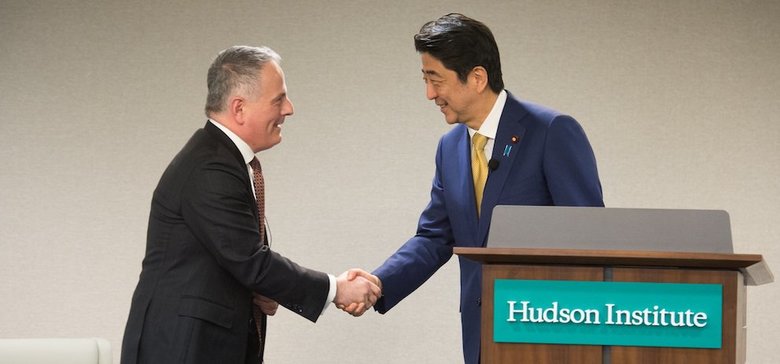 安倍前総理とワインスタイン氏 日本の政界に太いパイプを持つ (2016年3月撮影)