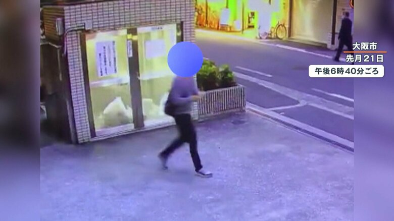 マンションから立ち去る男