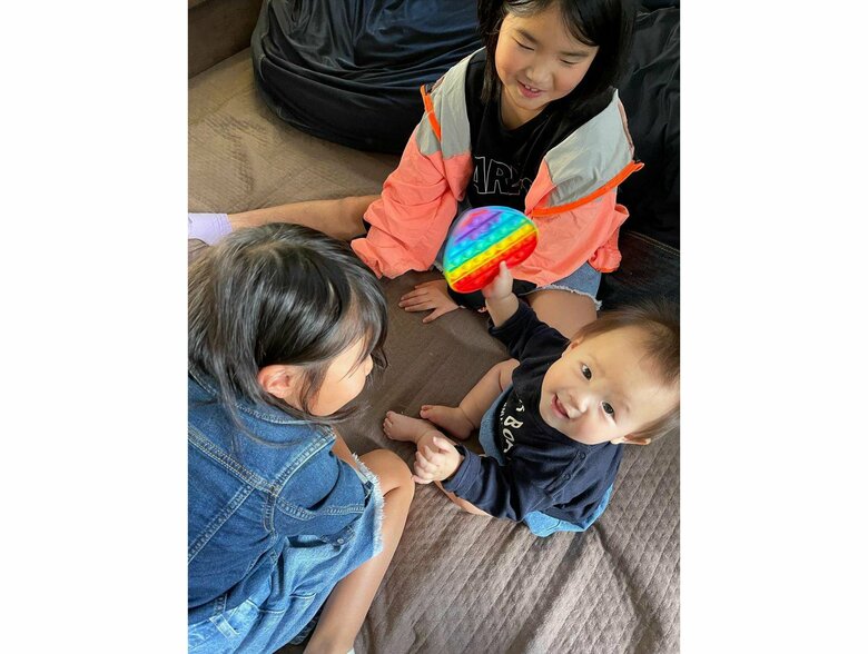 一緒に遊んでくれるお姉ちゃんたち（提供：Ayanoさん）