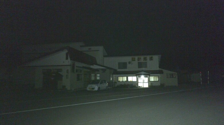 夜明け前に明かりが灯った「なか志ま旅館」