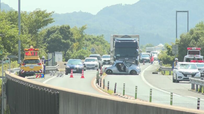 事故現場付近は中央分離帯のない片側1車線の道路