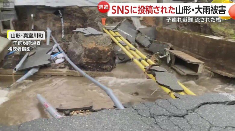 崩落し配水管などがむき出しになった道路
