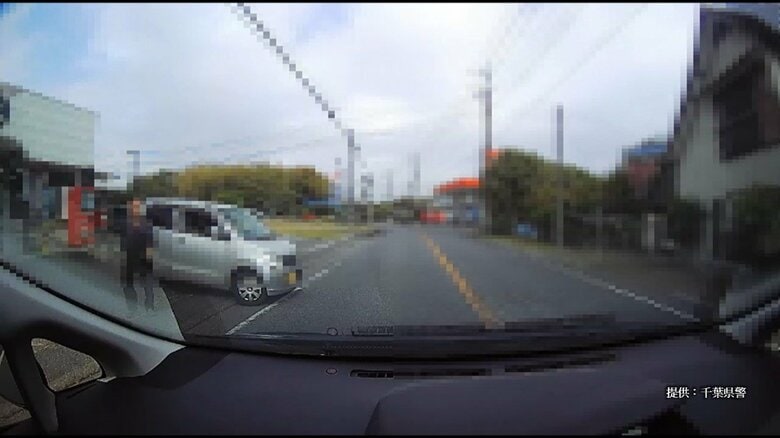 近くに停めて近づいてくる