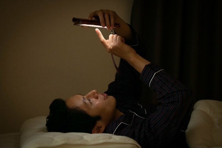 就寝前にスマホを見ることはNG行為（イメージ）