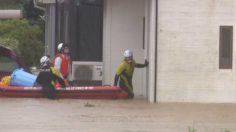 住宅が浸水した石川県羽咋市の様子　消防隊員ら救助活動　（27日午前8時20分頃）