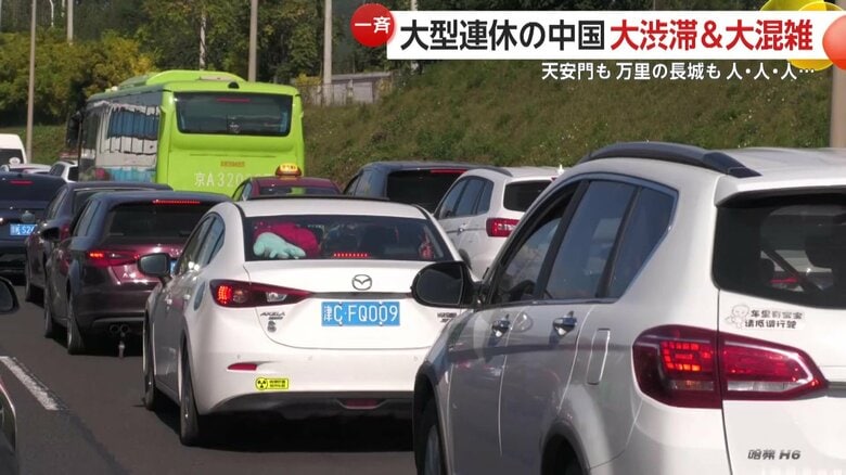 入場開始と同時に多くの観光客が入っていく