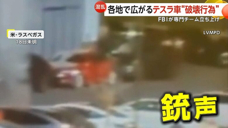 煙も立ち上る中、さらに高らかに響く銃声